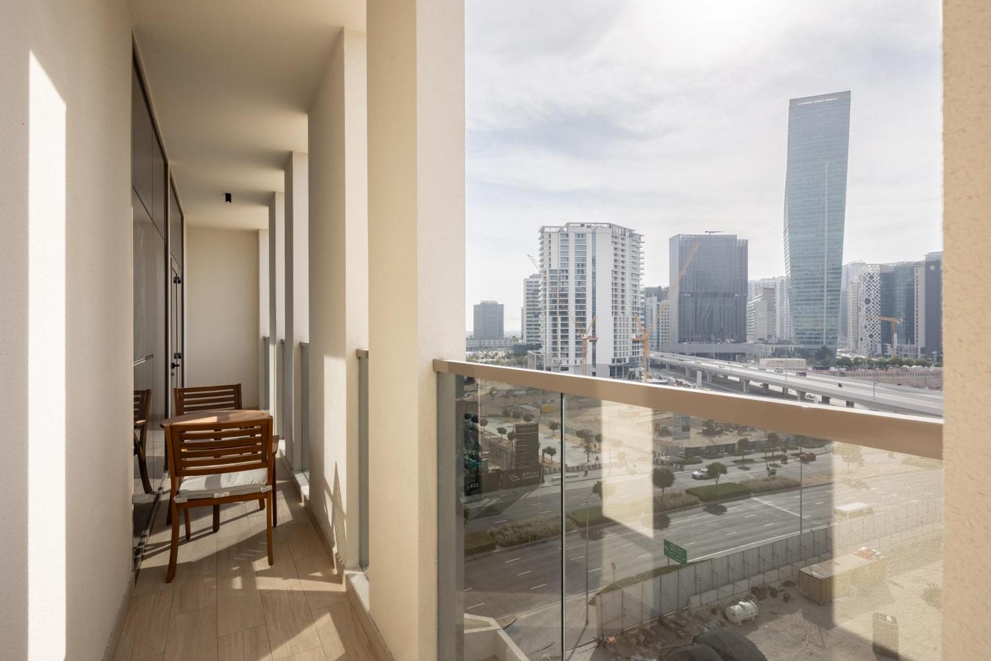 Apartment Canal View, Partial Burj Khalifa View, Brand New Dubai